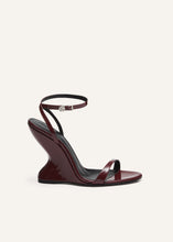 Load image into Gallery viewer, RE25 WEDGE SANDALS LEATHER BURGUNDY
