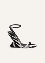 Load image into Gallery viewer, RE25 WEDGE SANDALS PONY ZEBRA
