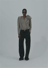 Load and play video in Gallery viewer, PF25 BLOUSE 01 BROWN
